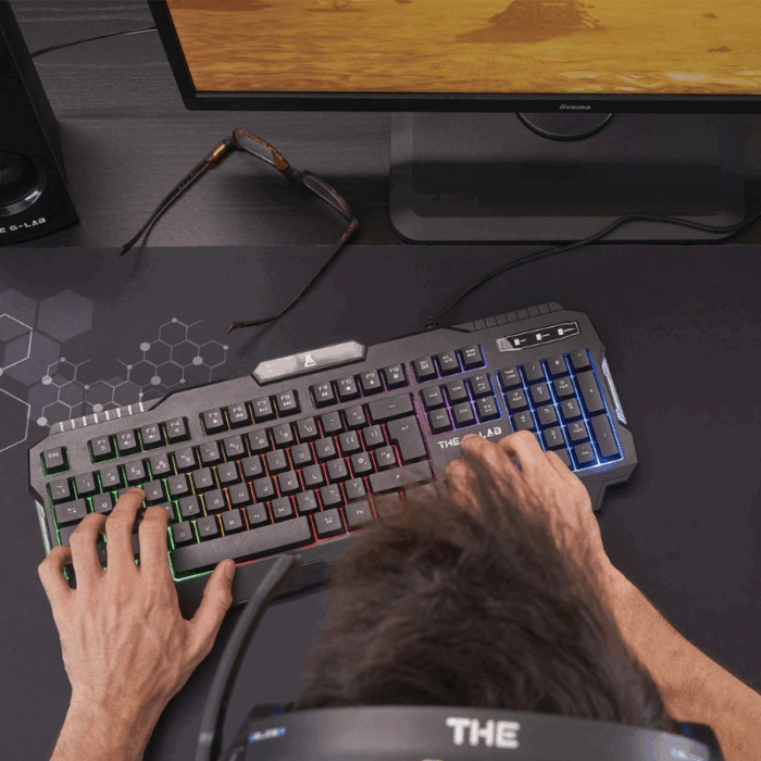 Set 4 Pezzi Gaming Tastiera Retroilluminata, Mouse, Tappetino Antiscivolo, Cuffie Speaker
