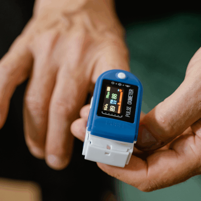 Saturimetro a Dito Portatile – Pulsossimetro con Display LED per Ossigeno e Frequenza Cardiaca